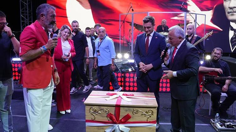 Hakan Altun’a konser sonunda şaşırtan hediye