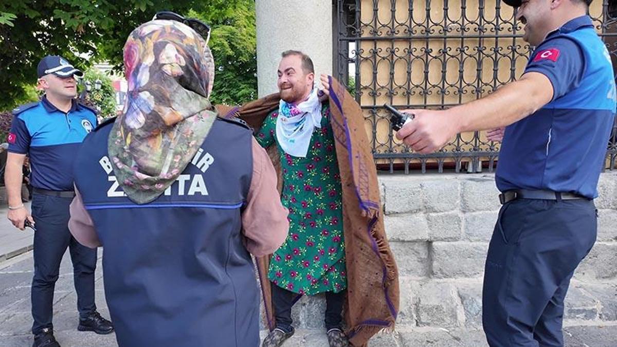 Dilenci kılığına giren tiyatrocudan zabıtalara sürpriz kutlama