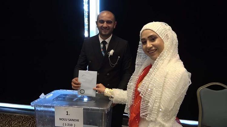Gelin ve damat, MHP'nin kongresine katıldı