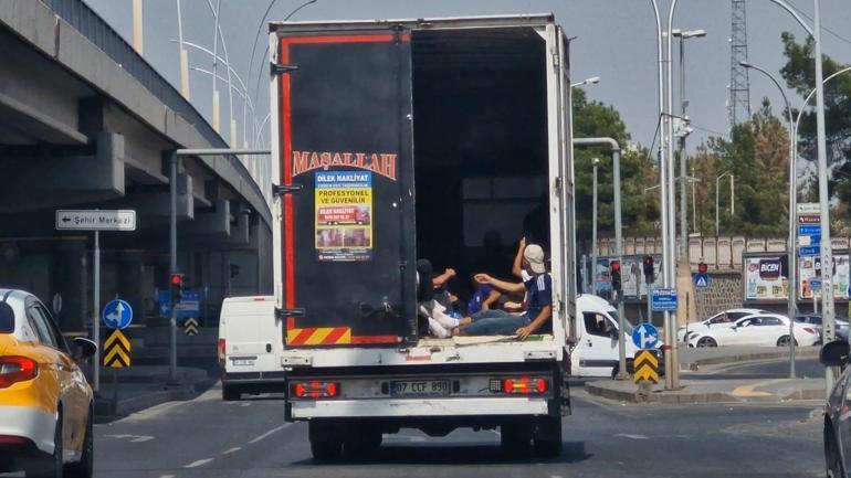 Diyarbakır'da nakliye aracının kasasında tehlikeli yolculuk