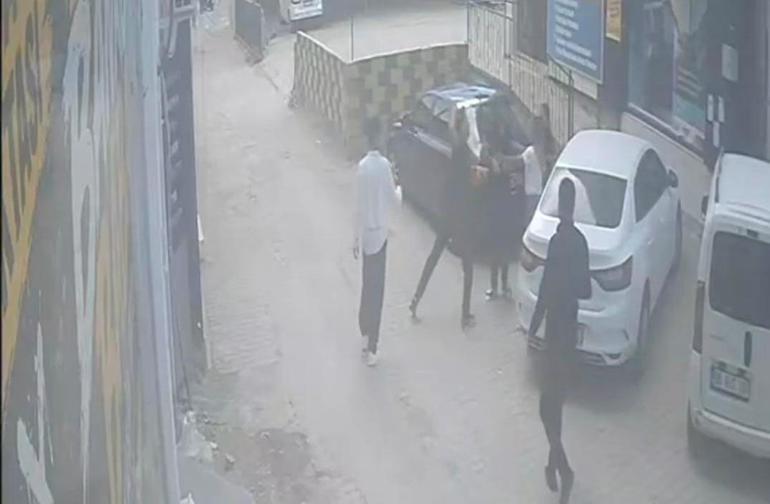 Darp edilen kadını kurtarmak isterken bıçaklandı; o anlar kamerada