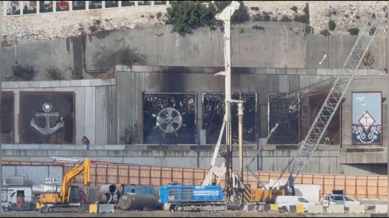 Beyoğlu Kasımpaşa Tüneli'nin yanındaki elektrik panosu alev alev yandı