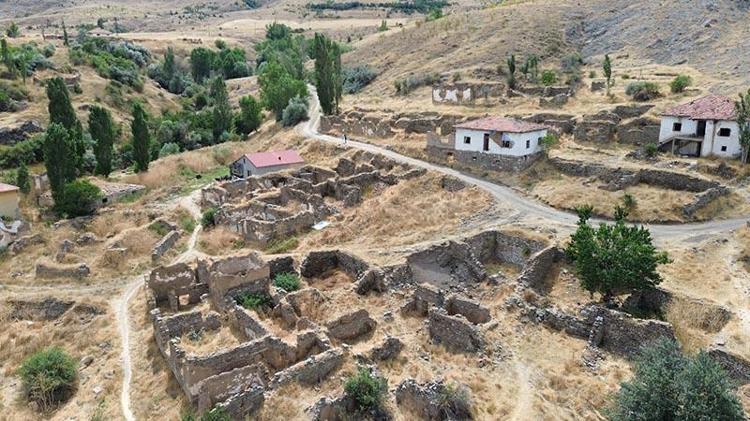 Göç nedeniyle terk edilen köyde yalnızca bir aile yaşıyor