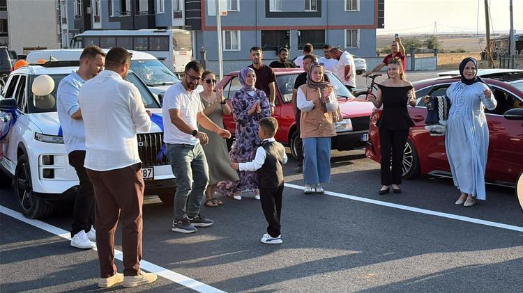 Lösemiyi yenen Hamza’nın sünnet düğününde mavi ve turuncu balonlar uçuruldu