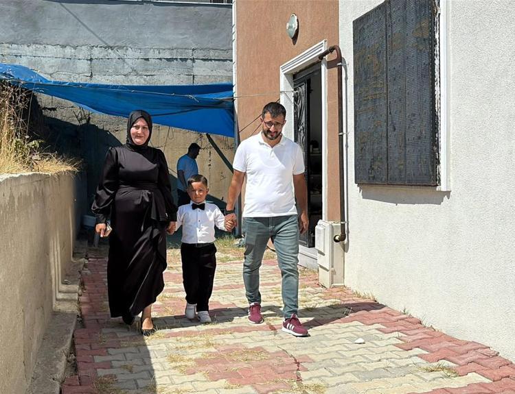Lösemiyi yenen Hamza’nın sünnet düğününde mavi ve turuncu balonlar uçuruldu