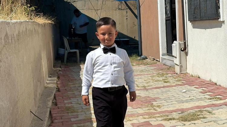 Lösemiyi yenen Hamza’nın sünnet düğününde mavi ve turuncu balonlar uçuruldu