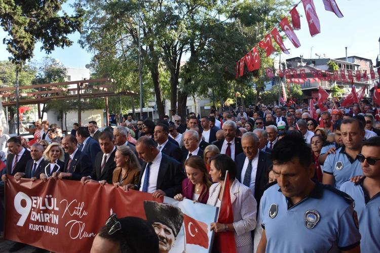 İzmir'de 9 Eylül kutlamaları 'Zafer Yürüyüşü' ile başladı