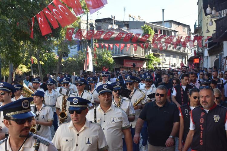 İzmir'de 9 Eylül kutlamaları 'Zafer Yürüyüşü' ile başladı
