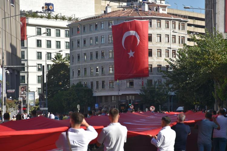 İzmir'de 9 Eylül kutlamaları 'Zafer Yürüyüşü' ile başladı