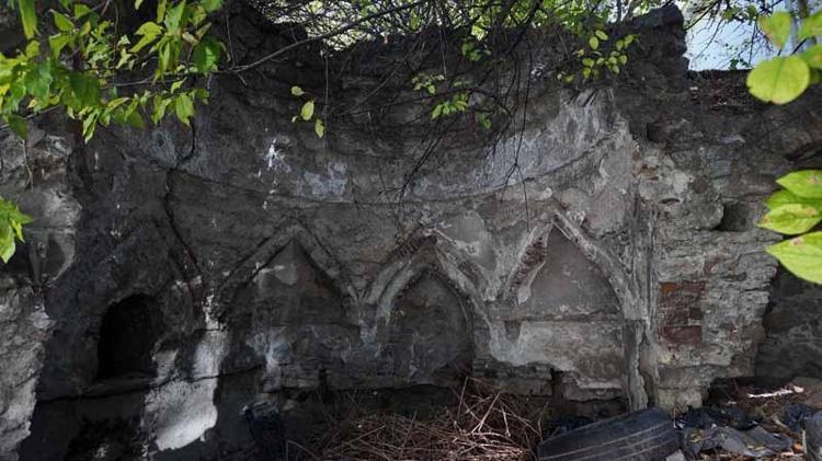 Bolu’da tarihi yapılar, yükselen binaların arasında kaldı