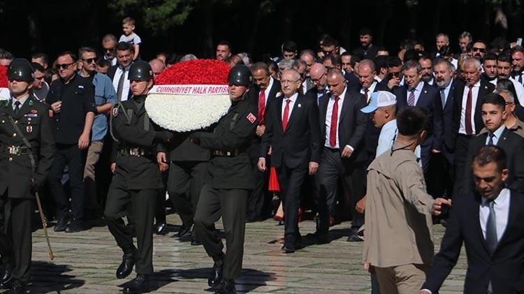 Kılıçdaroğlu, CHP'nin 103'üncü kuruluş yıl dönümünde Anıtkabir'i ziyaret etti
