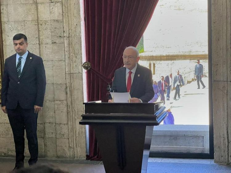 Kılıçdaroğlu, CHP'nin 103'üncü kuruluş yıl dönümünde Anıtkabir'i ziyaret etti