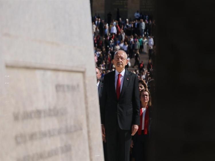 Kılıçdaroğlu, CHP'nin 103'üncü kuruluş yıl dönümünde Anıtkabir'i ziyaret etti