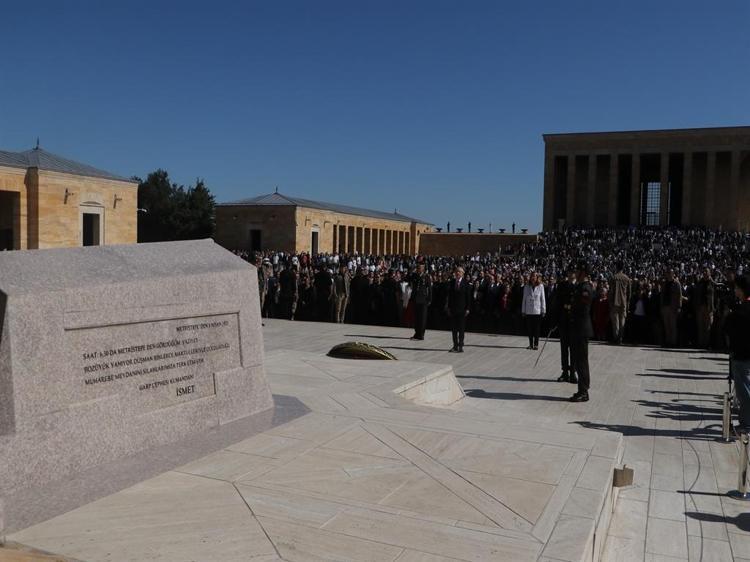 Kılıçdaroğlu, CHP'nin 103'üncü kuruluş yıl dönümünde Anıtkabir'i ziyaret etti