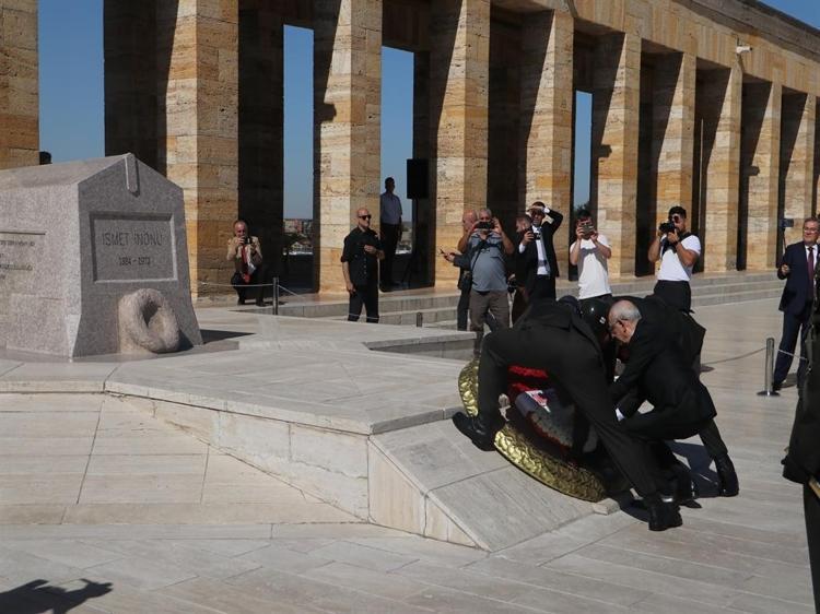 Kılıçdaroğlu, CHP'nin 103'üncü kuruluş yıl dönümünde Anıtkabir'i ziyaret etti