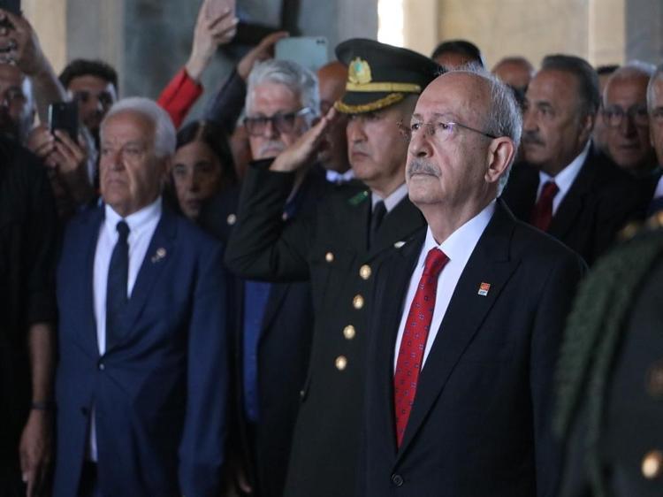 Kılıçdaroğlu, CHP'nin 103'üncü kuruluş yıl dönümünde Anıtkabir'i ziyaret etti