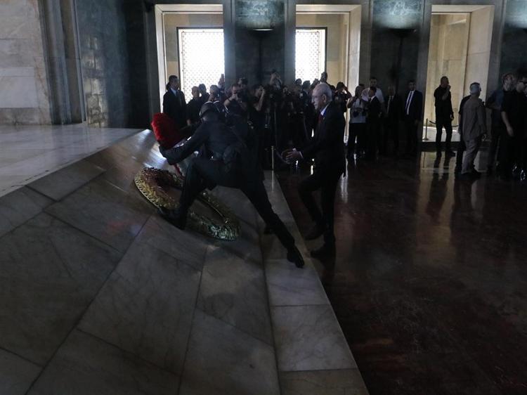 Kılıçdaroğlu, CHP'nin 103'üncü kuruluş yıl dönümünde Anıtkabir'i ziyaret etti