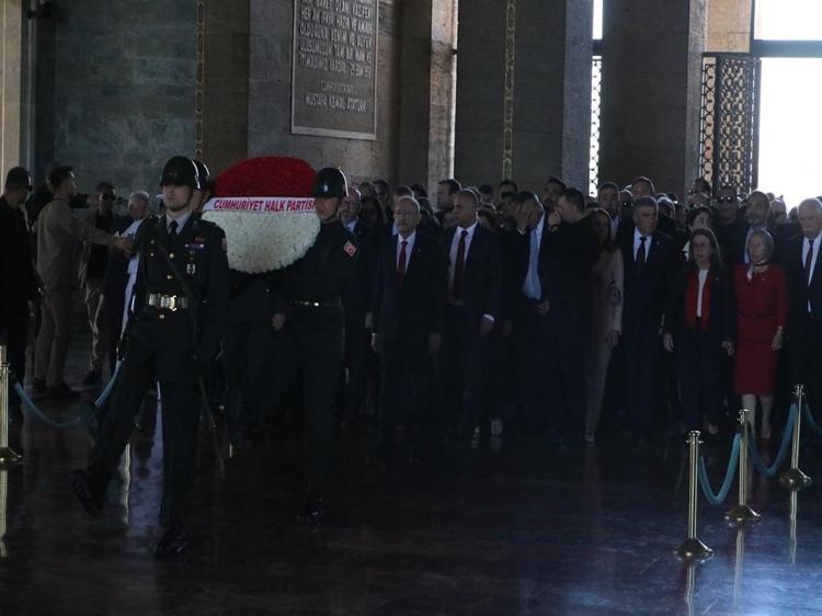Kılıçdaroğlu, CHP'nin 103'üncü kuruluş yıl dönümünde Anıtkabir'i ziyaret etti