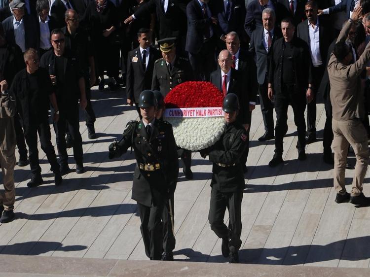 Kılıçdaroğlu, CHP'nin 103'üncü kuruluş yıl dönümünde Anıtkabir'i ziyaret etti