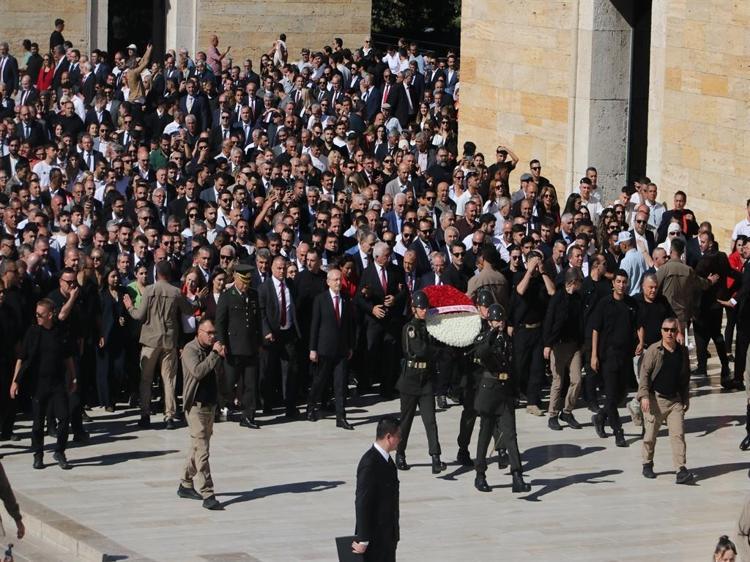 Kılıçdaroğlu, CHP'nin 103'üncü kuruluş yıl dönümünde Anıtkabir'i ziyaret etti