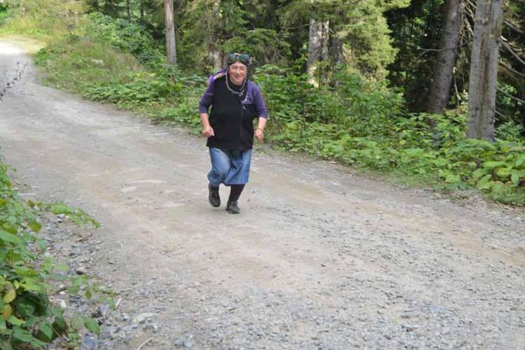 Dizlerinde ağrı, yüreğinde tutku; ‘Ayder'in Nazmiye ablası’ dağ maratonuna hazırlanıyor