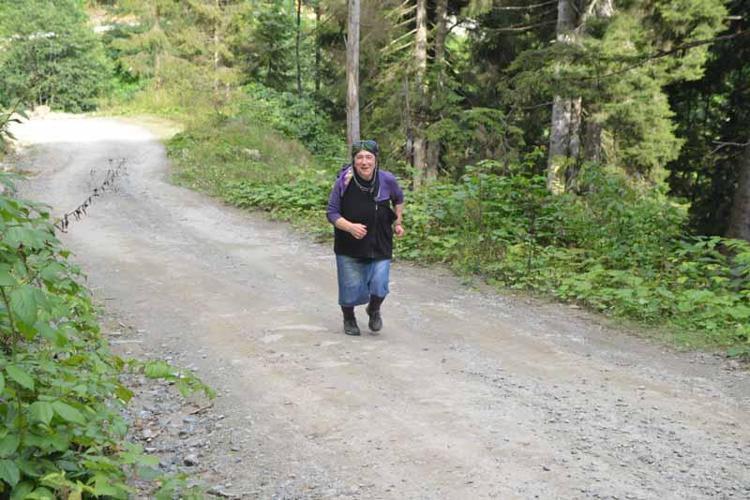 Dizlerinde ağrı, yüreğinde tutku; ‘Ayder'in Nazmiye ablası’ dağ maratonuna hazırlanıyor