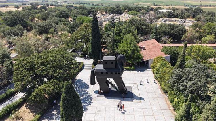 Troya Antik Kenti'nde 2 bin 800 yıllık agora gün yüzüne çıkarılıyor