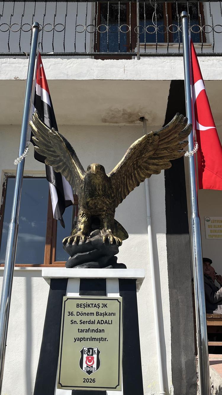 Serdal Adalı, Ardahan’ın Beşiktaş Köyü'nde kartal heykeli açtı