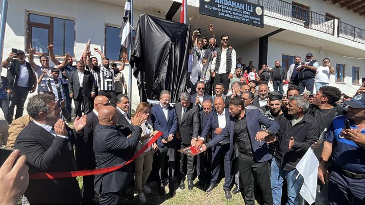 Serdal Adalı, Ardahan’ın Beşiktaş Köyü'nde kartal heykeli açtı