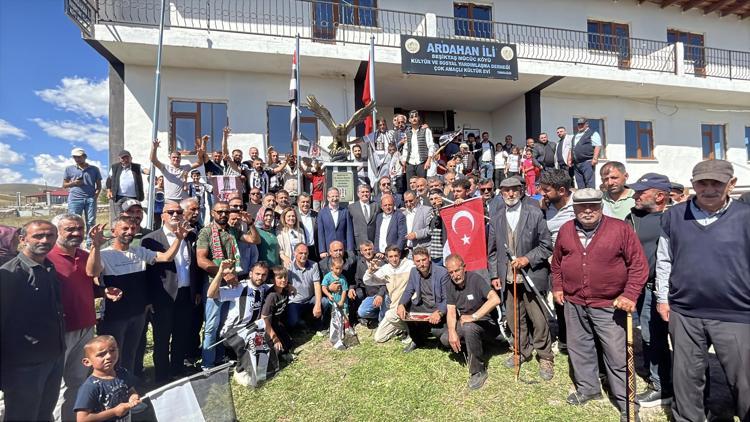 Serdal Adalı, Ardahan’ın Beşiktaş Köyü'nde kartal heykeli açtı