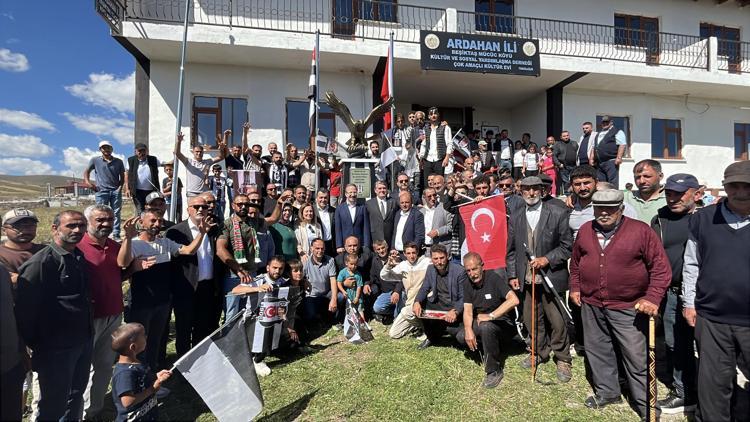 Serdal Adalı, Ardahan’ın Beşiktaş Köyü'nde kartal heykeli açtı