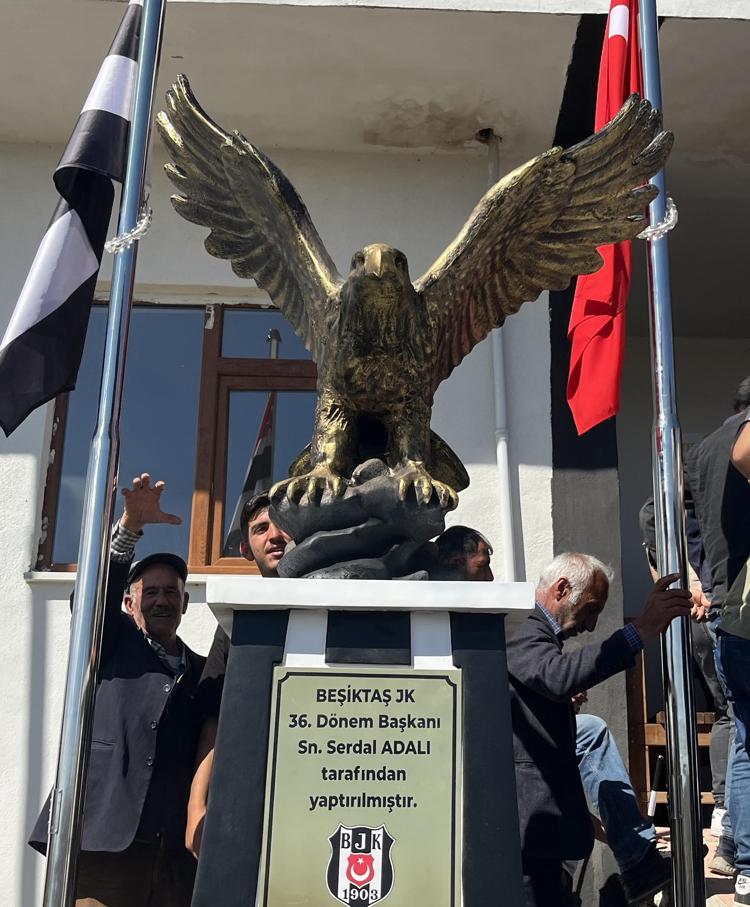 Serdal Adalı, Ardahan’ın Beşiktaş Köyü'nde kartal heykeli açtı