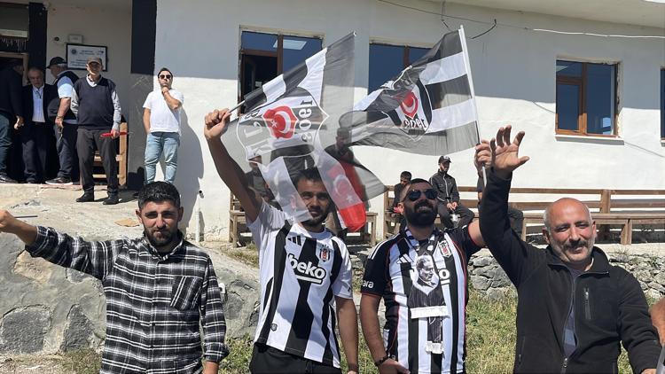 Serdal Adalı, Ardahan’ın Beşiktaş Köyü'nde kartal heykeli açtı
