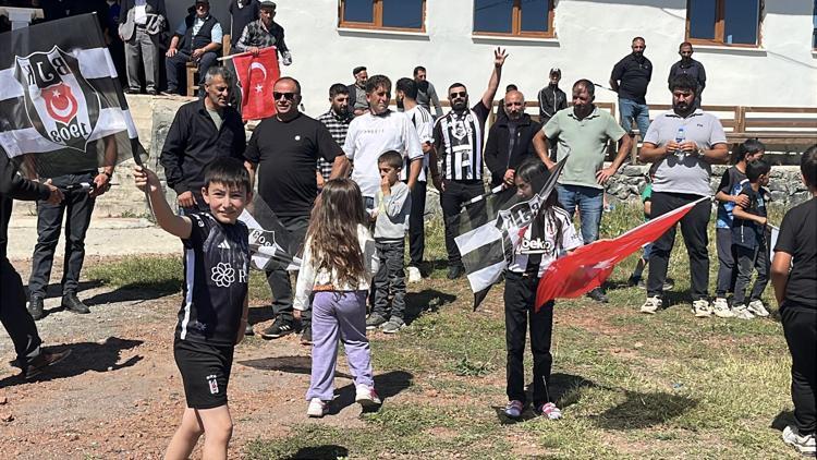 Serdal Adalı, Ardahan’ın Beşiktaş Köyü'nde kartal heykeli açtı