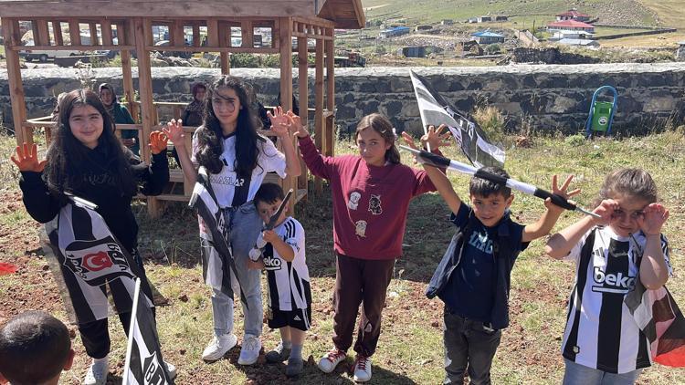 Serdal Adalı, Ardahan’ın Beşiktaş Köyü'nde kartal heykeli açtı