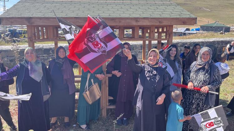 Serdal Adalı, Ardahan’ın Beşiktaş Köyü'nde kartal heykeli açtı