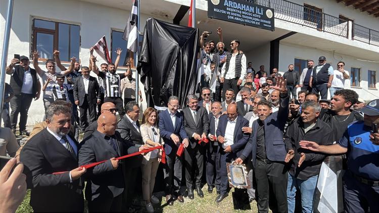 Serdal Adalı, Ardahan’ın Beşiktaş Köyü'nde kartal heykeli açtı