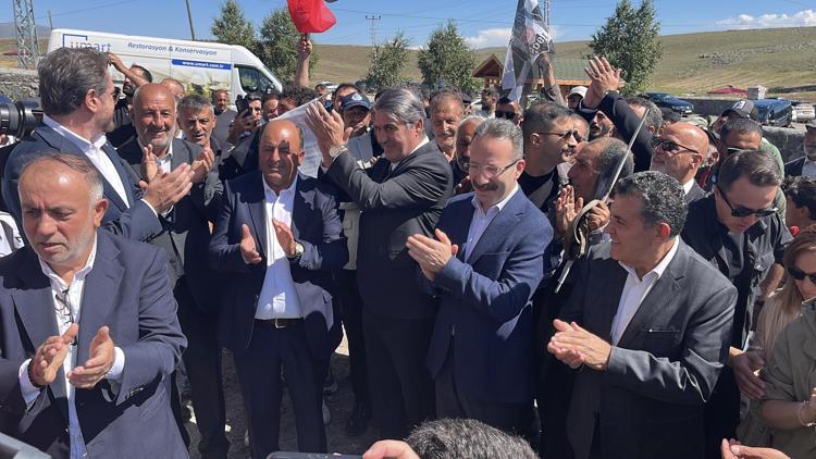 Serdal Adalı, Ardahan’ın Beşiktaş Köyü'nde kartal heykeli açtı