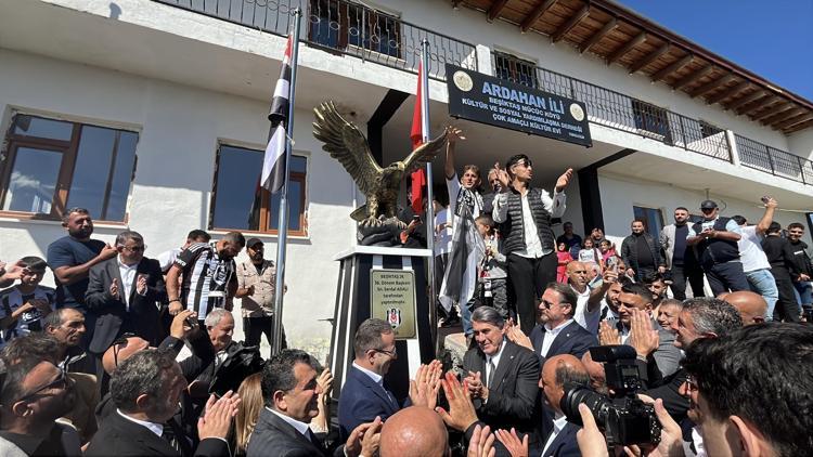 Serdal Adalı, Ardahan’ın Beşiktaş Köyü'nde kartal heykeli açtı
