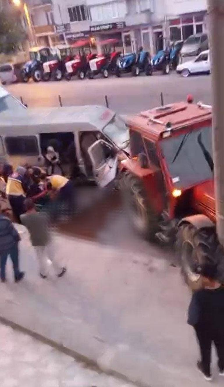Tarım işçilerini taşıyan minibüs traktöre çarptı: 10 yaralı