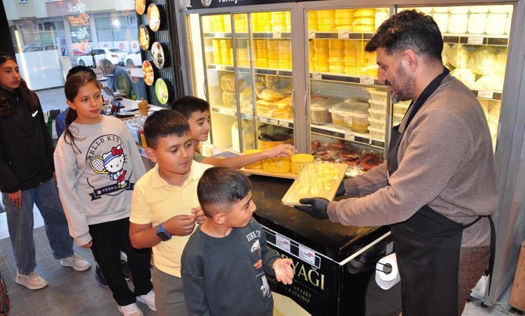 Şarküteride Kars kaşarı ödüllü satranç turnuvası
