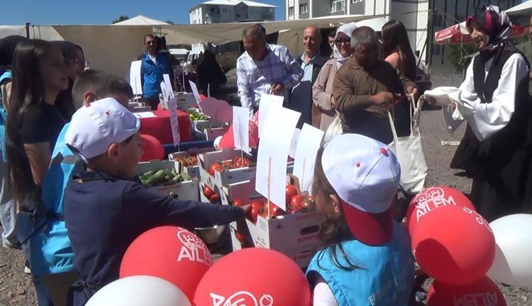 Çocuklar, COP31 farkındalık etkinliğinde hasat ettikleri ürünleri pazarda satışa sundu