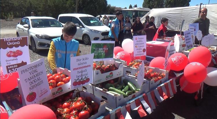 Çocuklar, COP31 farkındalık etkinliğinde hasat ettikleri ürünleri pazarda satışa sundu