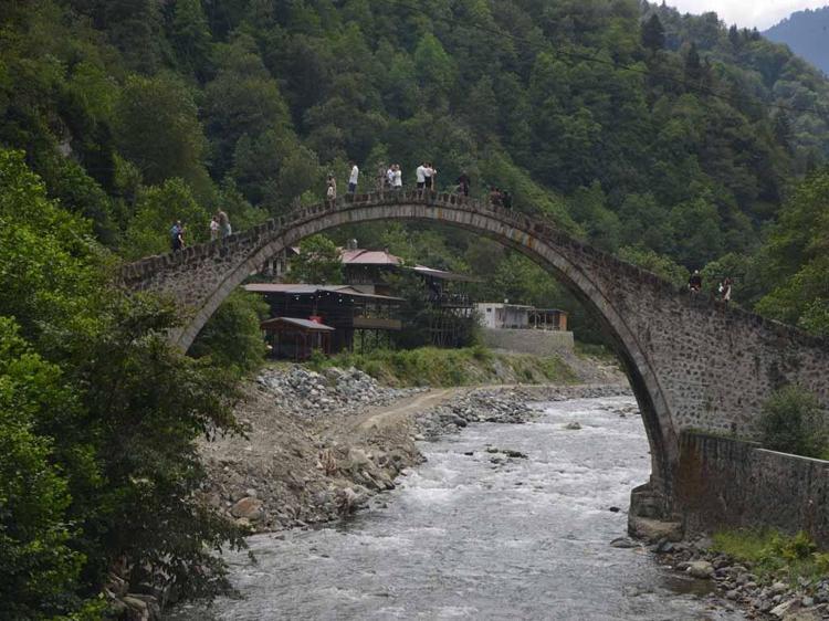 Karadeniz’in zirveleri, yeni evlilerin balayı rotası oldu