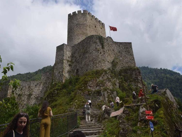 Karadeniz’in zirveleri, yeni evlilerin balayı rotası oldu
