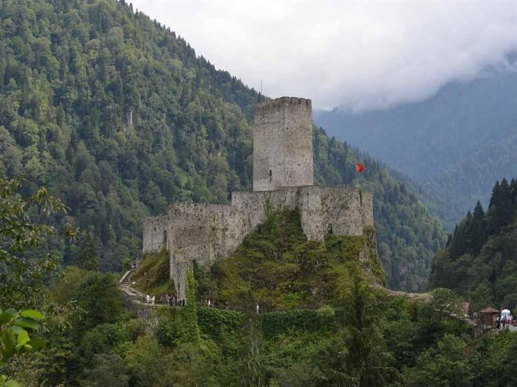 Karadeniz’in zirveleri, yeni evlilerin balayı rotası oldu