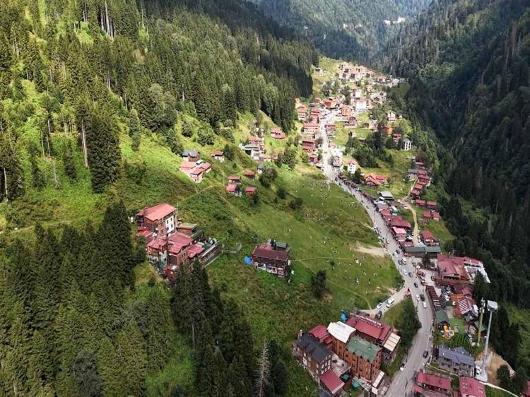 Karadeniz’in zirveleri, yeni evlilerin balayı rotası oldu