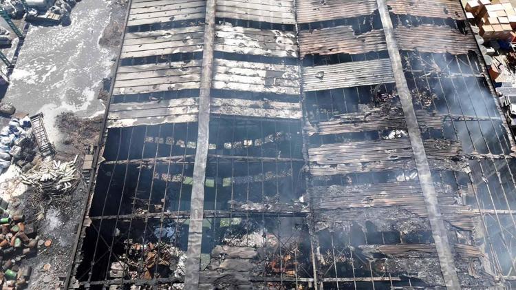 Yanan geri dönüşüm tesisindeki hasar dronla görüntülendi