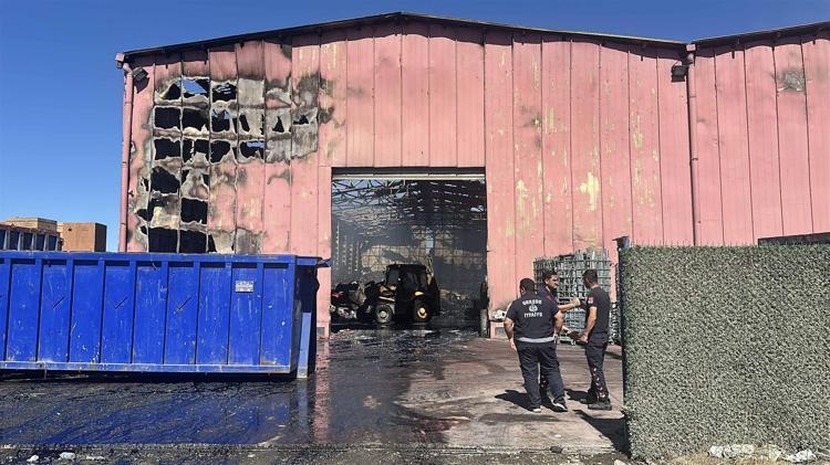 Yanan geri dönüşüm tesisindeki hasar dronla görüntülendi