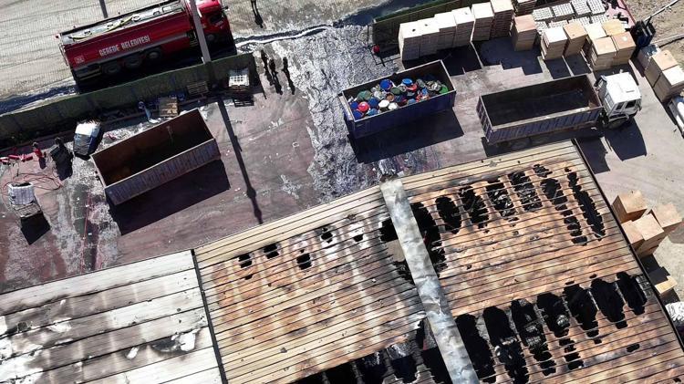 Yanan geri dönüşüm tesisindeki hasar dronla görüntülendi